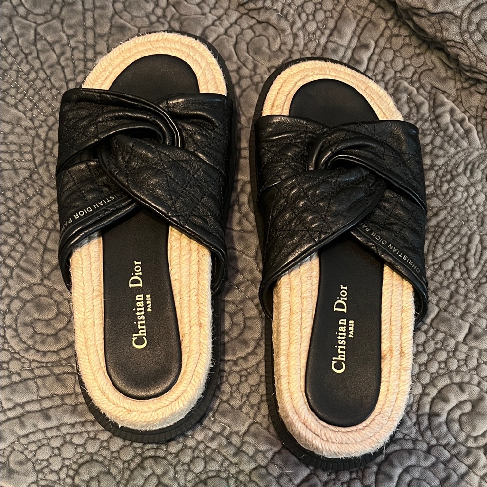 FLASH SALE🔥🔥EXCELLENT CONDITION😍CHRISTIAN DIOR CANAGE QUILTED DTWIST SANDALS💗💗💗